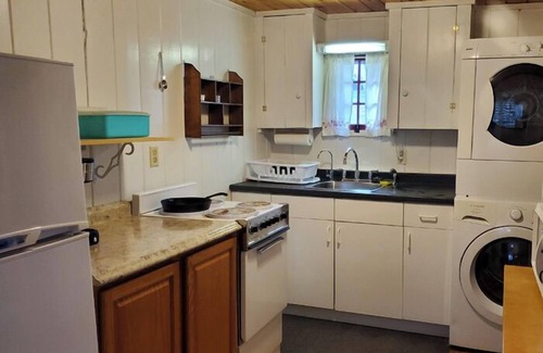 Raymond Cottage | Charming Cottage w/Water Access on Crescent Lake - Perfect Couple’s Getaway!
