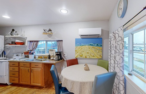 Polson House | Charming cottage, walking distance to Flathead Lake with WiFi, washer/dryer
