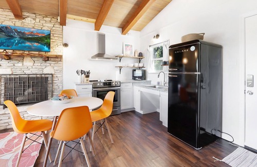 Canyon Lake Cottage | Charming Cottage with Modern Interior | Millie's Cottages Ruth