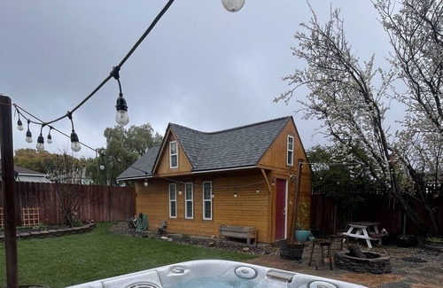 East Richmond Cottage | Charming Cottage with Hot Tub and Yard