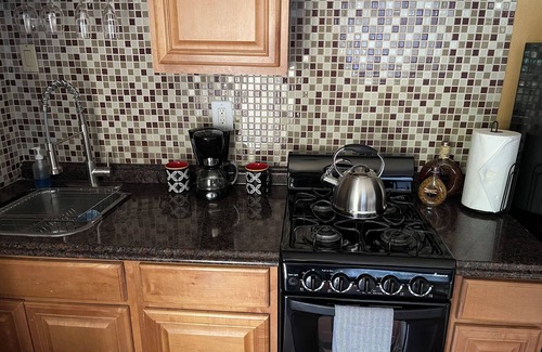 Willow Glen Cottage | Charming cottage with WiFi and Hot-tub in welcoming Willow Glen