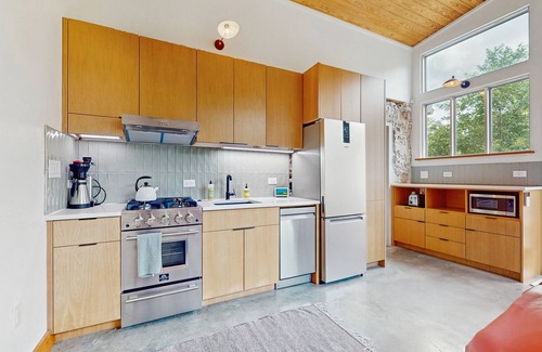 Barton Hills House | Charming cottage with walk-in shower & walkable Austin location