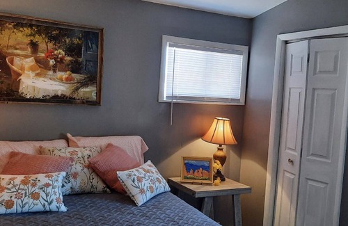 Blanding House | Charming COUNTRY Cottage has a full kitchen and original art deco.