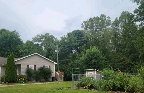 Franklin House | CHARMING COUNTRY COTTAGE, in Leipers Fork on 2 acres.
