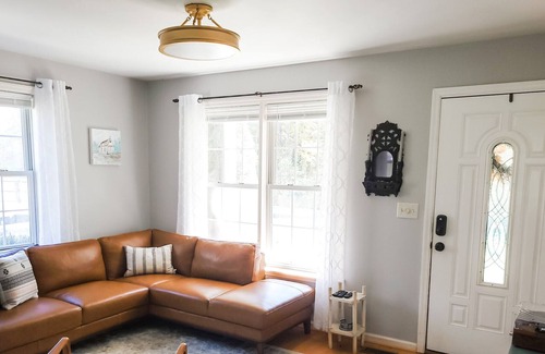 Franklin House | CHARMING COUNTRY COTTAGE, in Leipers Fork on 2 acres.