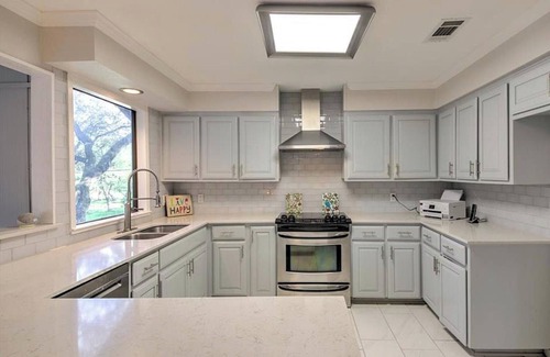 Lakeway House | Charming Country Oasis 3 bedoom Home on Gulfcoarse, Corner Lot w/2 living areas
