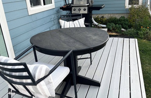 Cardston County House | Charming Country Retreat: Dog-Friendly Escape for 6 with Scenic Views!