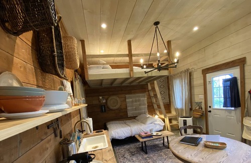 North Dundas House | Charming Countryside Studio with Sleeping Loft