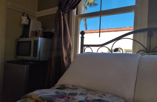 Cow Hollow Hotel | Charming Courtyard Retreat with 2 Double Beds – Perfect for Your Stay!