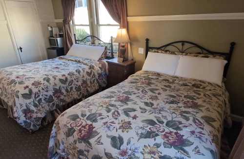 Cow Hollow Hotel | Charming Courtyard Retreat with 2 Double Beds – Perfect for Your Stay!