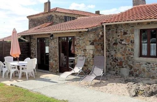 Monsireigne House | Charming Courtyard cottage 25kms Puy du Fou