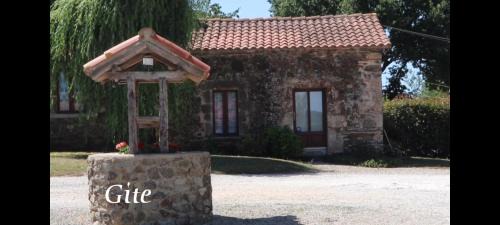 Monsireigne House | Charming Courtyard cottage 25kms Puy du Fou
