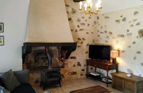 Monsireigne House | Charming Courtyard cottage 25kms Puy du Fou
