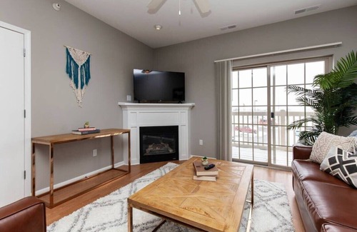 Ames Apartment | Charming & Cozy 2BD Suite w/ Gym & Pool