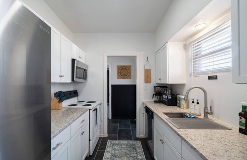General Krueger House | Charming & cozy 3bd 2ba house with Wi-Fi near downtown San Antonio top sights