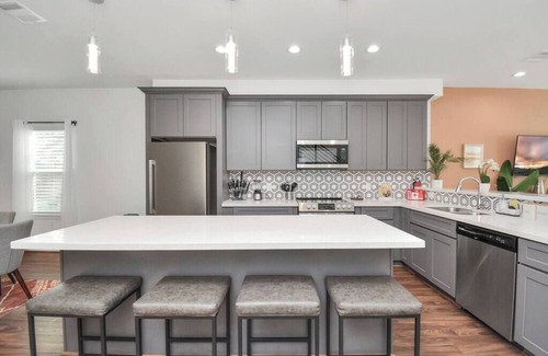 Southeast Houston House | Charming+Cozy|3Bdrm|KingSuite|Sleep8|GatedDriveway