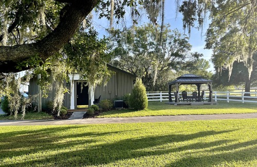 Brooksville Cottage | Charming Cozy Hideaway on Horse Farm