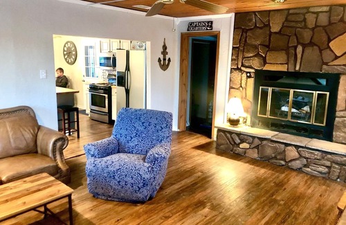 Pottsboro House | Charming cozy lake cabin, 300 yds from Lake Texoma beach, fishing, boat ramp!