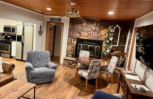 Pottsboro House | Charming cozy lake cabin, 300 yds from Lake Texoma beach, fishing, boat ramp!