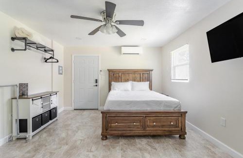 Carlton Stewart Gardens House | Charming Cozy Renovated Home