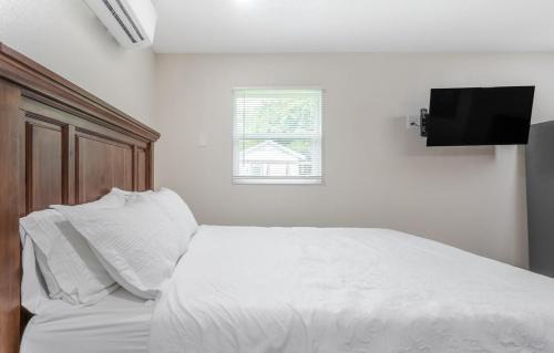 Carlton Stewart Gardens House | Charming Cozy Renovated Home