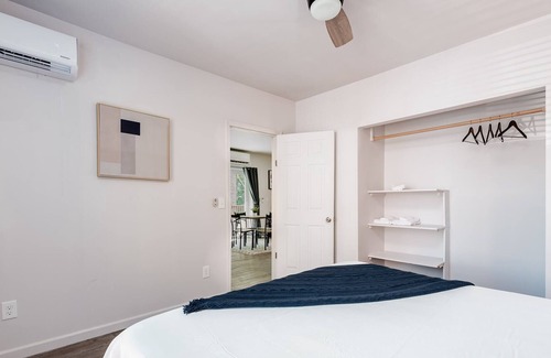 DeBaliviere Place Apartment | Charming Cozysuites 2BR Condo w/parking! 01