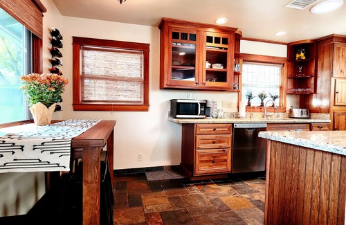 Prescott House | Charming Craftsman in Heart of Historic Prescott - Dog Friendly - Great Backyard