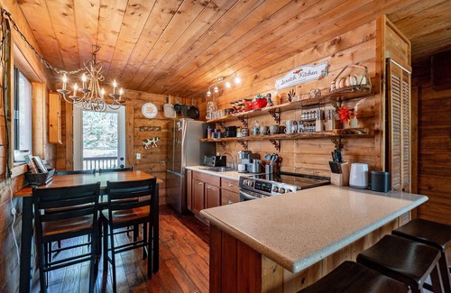 Strawberry Cabin | Charming D-Log Cabin w/Cozy Casita & Private Hot Tub in the heart of Strawberry