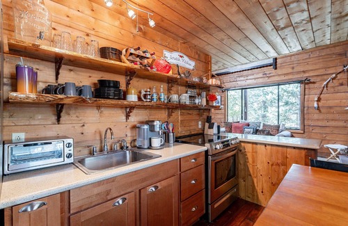 Strawberry Cabin | Charming D-Log Cabin w/Cozy Casita & Private Hot Tub in the heart of Strawberry