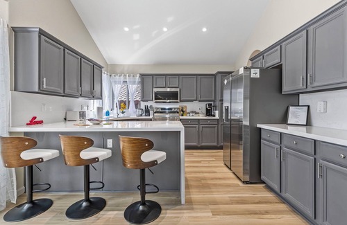 Paradise Valley Village House | Charming Desert Stay Sparkly Pool Fast Wi-Fi Grill Fire Pit