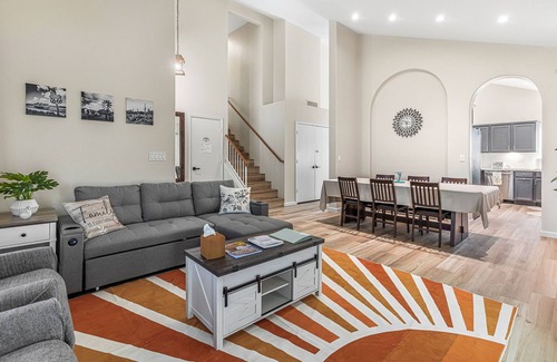 Paradise Valley Village House | Charming Desert Stay Sparkly Pool Fast Wi-Fi Grill Fire Pit