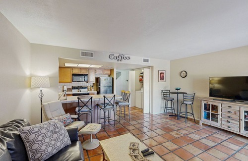 Tucson House | Charming Dog Friendly Townhome with Stunning Views, Shared Pool & Hot Tub