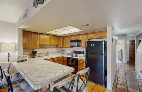Tucson House | Charming Dog Friendly Townhome with Stunning Views, Shared Pool & Hot Tub
