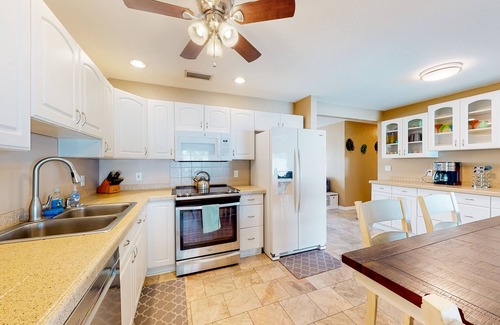 Bayshore Gardens House | Charming dog-friendly house with heated pool, well-equipped kitchen, grill, & AC