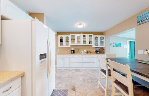 Bayshore Gardens House | Charming dog-friendly house with heated pool, well-equipped kitchen, grill, & AC