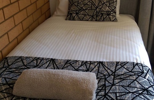 Woolgoolga Hotel | Charming Double Bed room Pet friendly Motel with Mineral Pool
