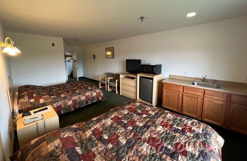 Red Bud Bed & Breakfast | Charming Double Queen Suite in Heart of Red Bud