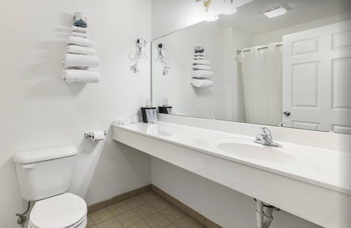Red Bud Bed & Breakfast | Charming Double Queen Suite in Heart of Red Bud
