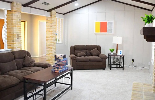 Universal City House | Charming Downtown Modern Marvels w/ 4 bedroom
