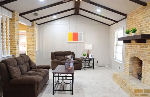 Universal City House | Charming Downtown Modern Marvels w/ 4 bedroom