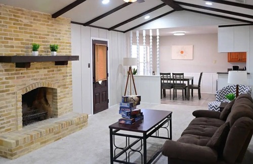 Universal City House | Charming Downtown Modern Marvels w/ 4 bedroom