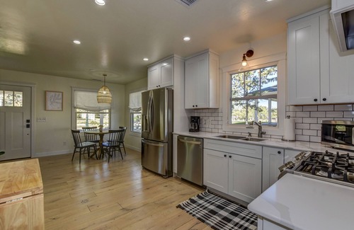 Prescott House | Charming downtown bungalow on Park Avenue