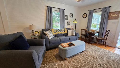 Andrews House | Charming Downtown Bungalow I Explore-Shop-Eat