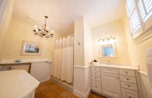 Edenton Bed & Breakfast | Charming downtown Edenton location with homemade breakfast daily