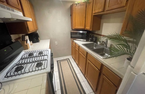 Holly House | Charming Downtown Home, king bed- backyard- best parking- in walking distance…
