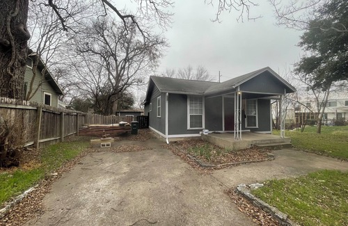 Holly House | Charming Downtown Home, king bed- backyard- best parking- in walking distance…