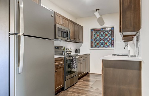 Springfield House | Charming Downtown Stay | Victorian Beauty & Modern Comfort