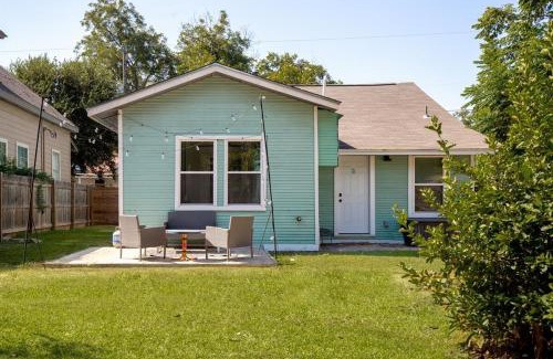 Eastside Promise Neighborhood House | Charming Downtown SAT Retreat Pearl & River Walk