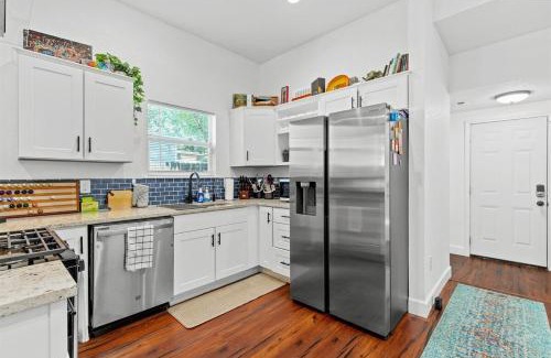 Eastside Promise Neighborhood House | Charming Downtown SAT Retreat Pearl & River Walk