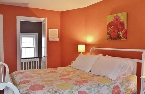 Brunswick House | Charming, Downtown, Walk Everywhere, Spacious, Clean, 70" TV, Sleep Number Beds